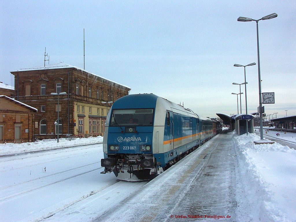 Und immer noch ist es Winter in Hof Hbf am 10. Dezember 2010 als gerade der angekommene Alex mit seiner 223 am Bahnsteig vorzieht. Man beachte das winterliche EG links...