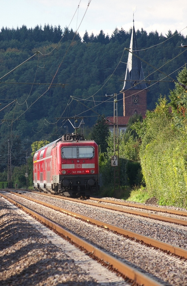 Und immer noch rollen die 143er durch das Saartal....

143 958-7 hat vor 2 Minuten Merzig verlassen und befhrt auf der KBS 685 bis zum Bahnhof Besseringen die letzte lange gerade Strecke vor Konz.

Im Gegensatz zur Linie RE1 nach Koblenz fhrt die Linie RE7 nur bis Trier.
Im Berufsfeierabendverkehr gibt es einige Halte mehr als bei RE1.
Z.B. Halt in Beckingen und auch in Besseringen.

Nach dem Bahnhof Besseringen wird der Zug in den Mettlacher Tunnel einfahren , man sieht schon die Bergrcken im Hintergrund und dann beginnt die kurvenreiche Strecke an der unteren Saar zwischen Mettlach und Konz.

KBS 685 Besseringen 19.09.2011