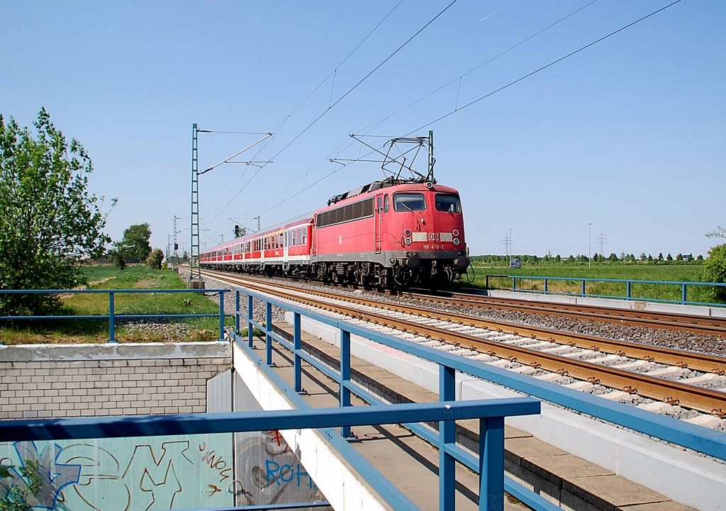 Und immerwieder schiebt die 110 470-2, hier bei Allerheiligen auf dem Weg nach Krefeld......Sonntag 1.Mai 2011.