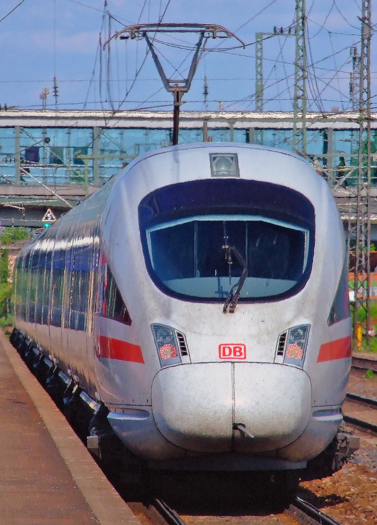 Und jetzt fllt die Klimaanlage wieder aus ... ICE von Dortmund Hbf nach Wien Westbahnhof, am heien 05.07.2008 in Regensburg Hbf.