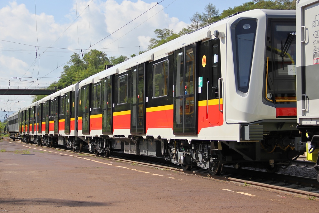 Und letztlich noch ein nicht zuzuordnender U- oder S-Bahn Triebzug im Zugverband des DbZ 92179 von Salzburg nach Wustermark am 13.09.2012 in Eichenberg.