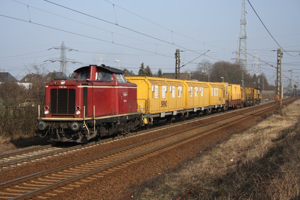 Und mein vorerst letztes Foto aus Ahlten zeigt die altrote V100 der NeSA mit dem Speno-Zug. Durchfahrt bei Ahlten am 15.03.2012