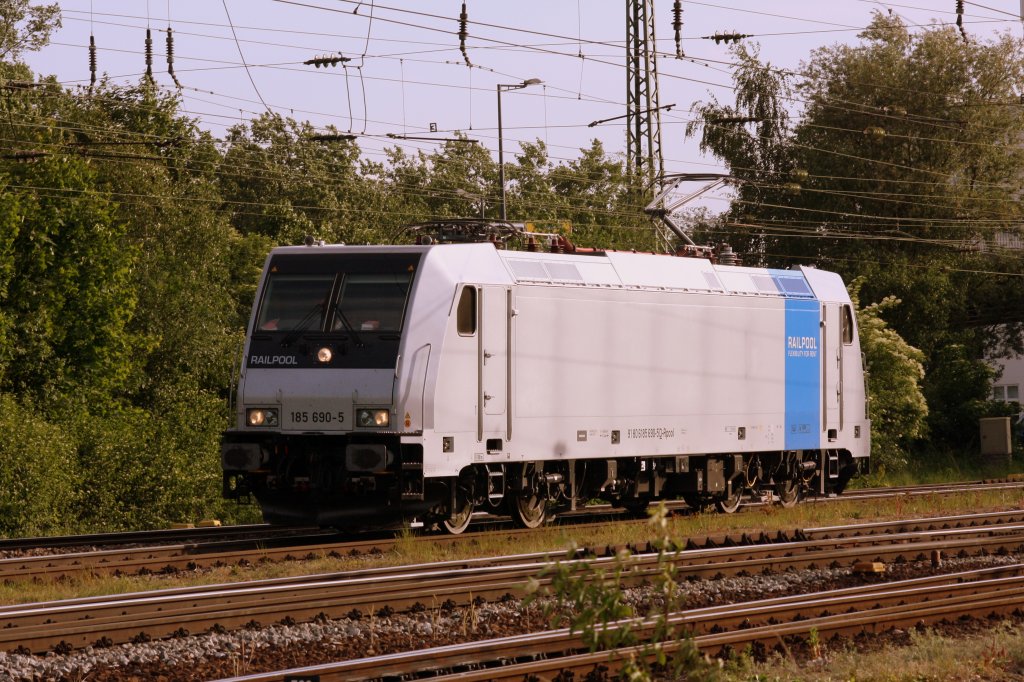 Und meine vorerst letzte Sichtung aus Landshut (Bay) Hbf vom 24.05.2011 zeigt die 185 690-5 von Railpool als LZ