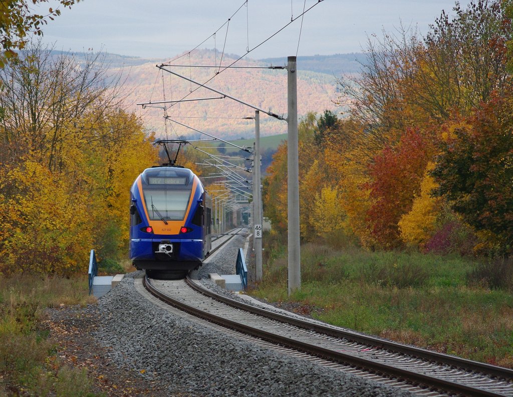 ...und der Nachschuss auf 427 002 beim durchfahren der schn herbstlich gefrbten Bume, mit Blick Richtung Niederhone und dem Meissner. Aufgenommen am 28.10.2010
