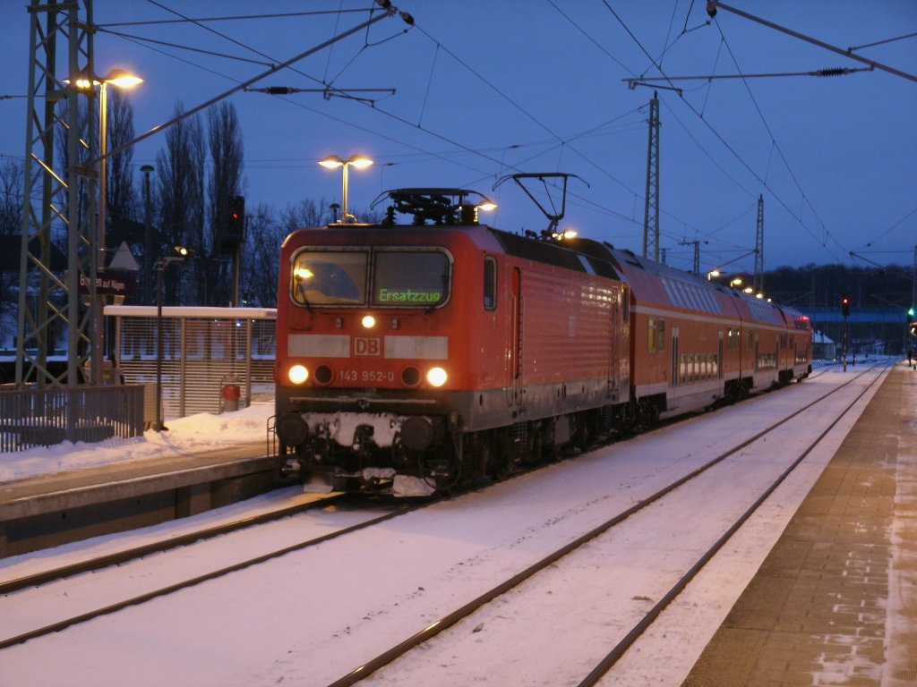 Und die nchste Lady war auf Rgen.Am 11.Februar 2012 war es 143 952 die mit dem RE 13014 Binz-Rostock,in der Blauen Stunde,in Bergen/Rgen hielt.