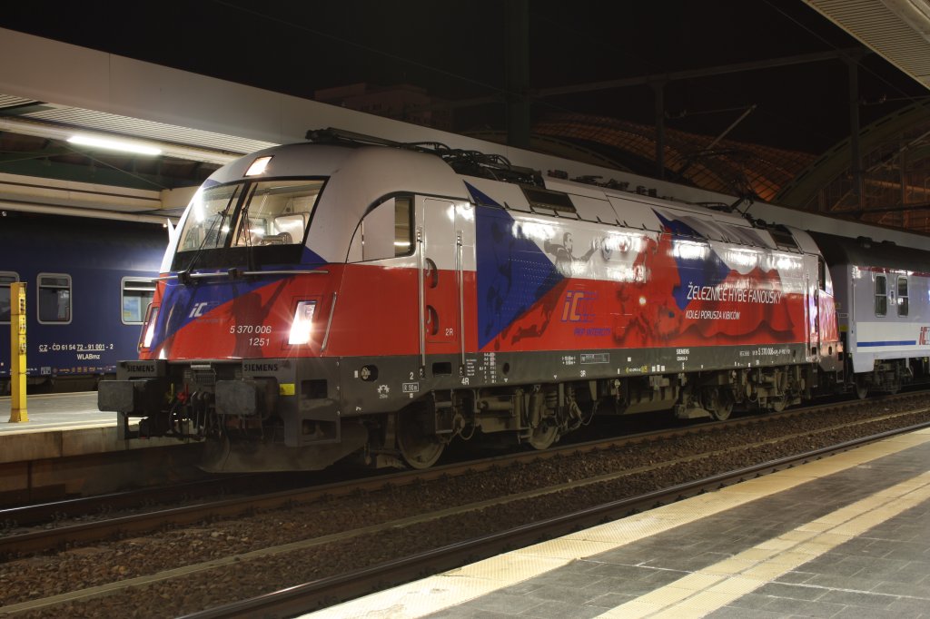 Und der nchste Werbetaurus der PKP eine Stunde spter: 370 006  Zeleznice Hybe Fanousky  in Berlin Ostbahnhof am 22.04.12
