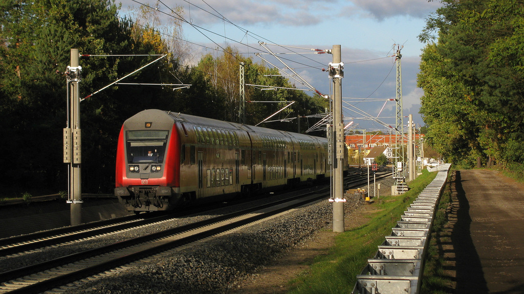 Und natrlich schien auch die Sonne ... aber wann ? Natrlich bei DB Regio. Hier der 20 min versptete RE 37411 von Rathenow nach Cottbus. 21.10.2011