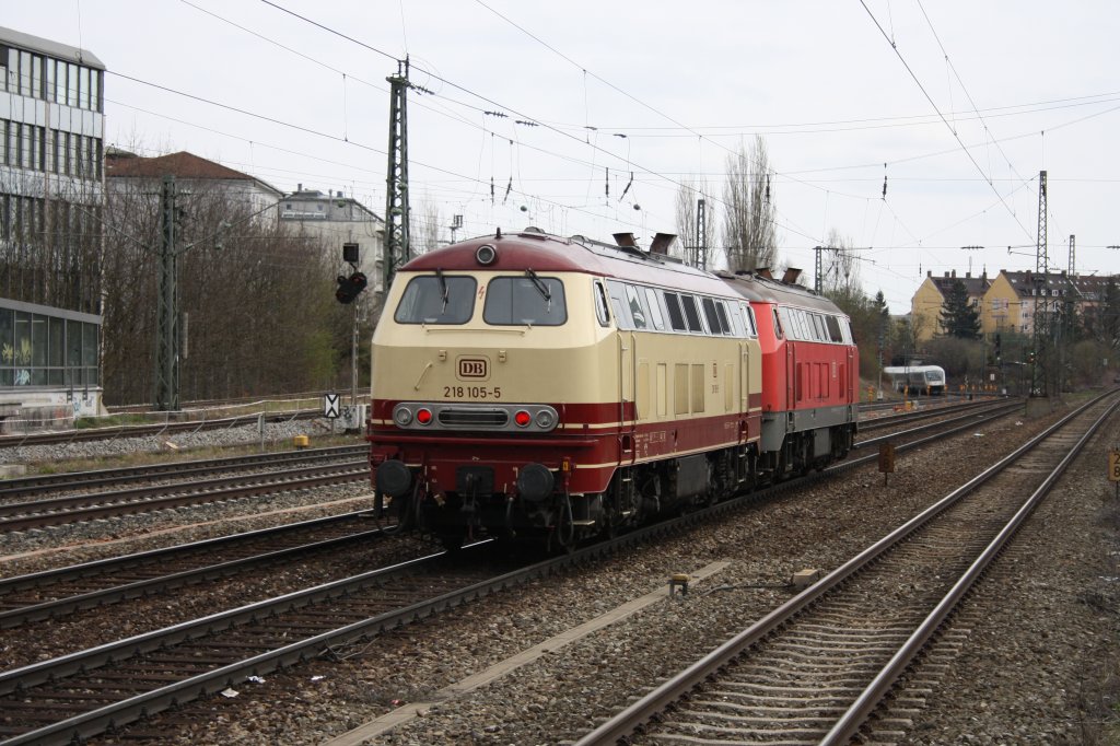 Und noch die andere Ansicht der Fuhre nach Mhldorf: 218 497 und 218 105 am Heimeranplatz in Mnchen am 09.04.12