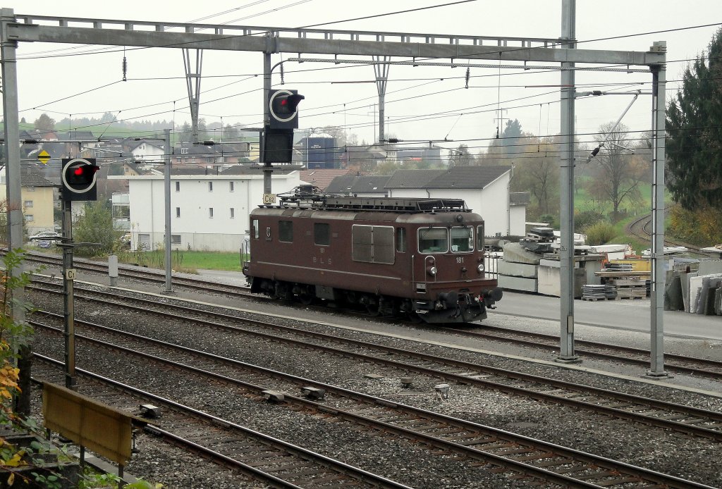 Und noch eine dritte Perspektive der Re 4/4 181  Interlaken , die am 12.11.11 im Bahnhof Gisikon-Root abgestellt ist. 