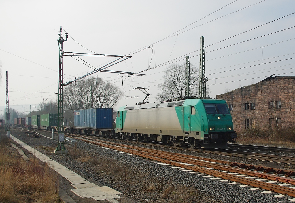 Und noch ein angemietetes  Pfefferminzbonbon : 182 607-9 mit Containerzug in Richtung Norden. Aufgenommen am 01.03.2011 am B Eltmannshausen/Oberhone.