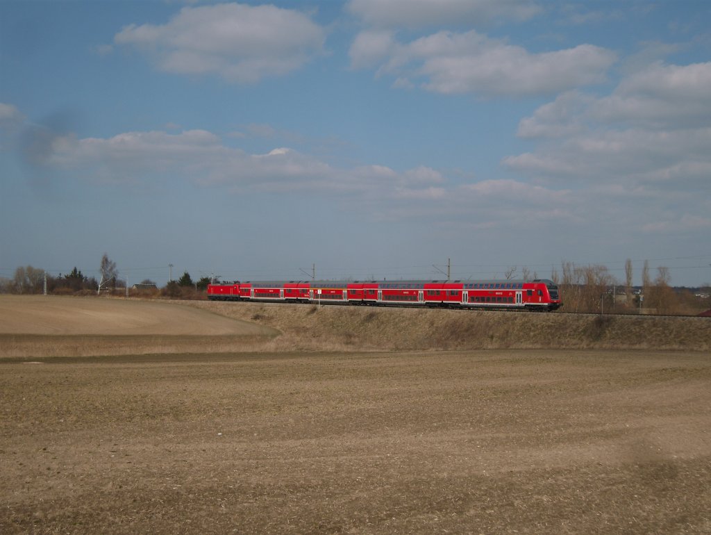 Und noch ein Beitrag zum Thema  Blhende Landschaften  Ostdeutschlands: Hier der RE5 (Rostock-Berlin-Lutherstadt Wittenberg) nach der Ausfahrt Rostock Hbf kurz vor dem Bahnbergang Gragetopshof.
27.03.2011