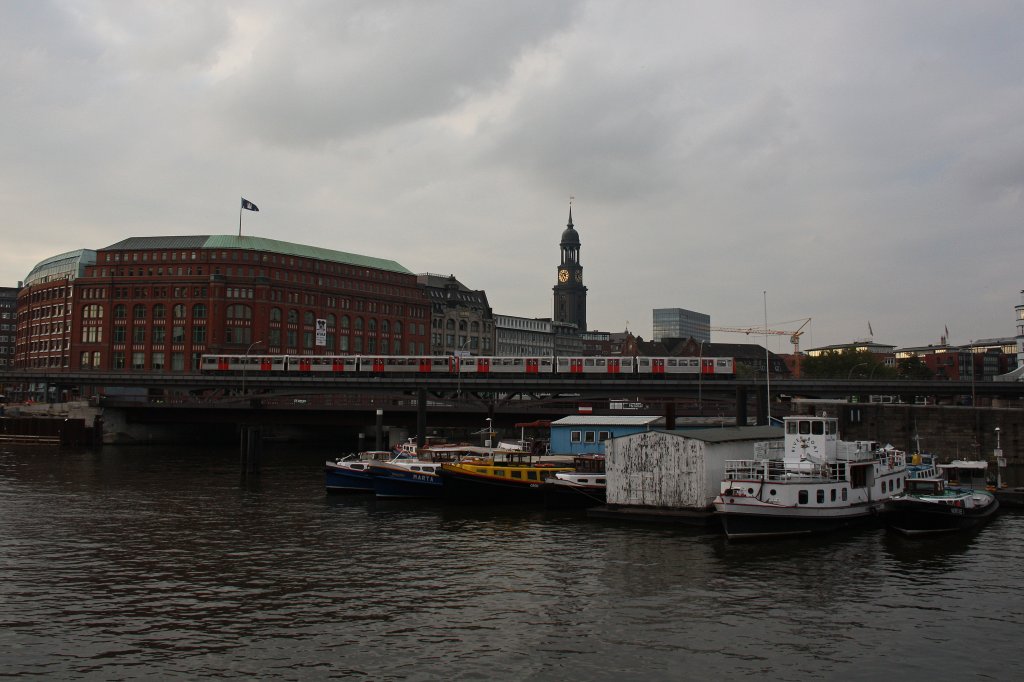 Und noch ein Bild von einer Hamburgger Hochbahn,welche am 26.10.11 an den Landungsbrcken vorbei fhrt.