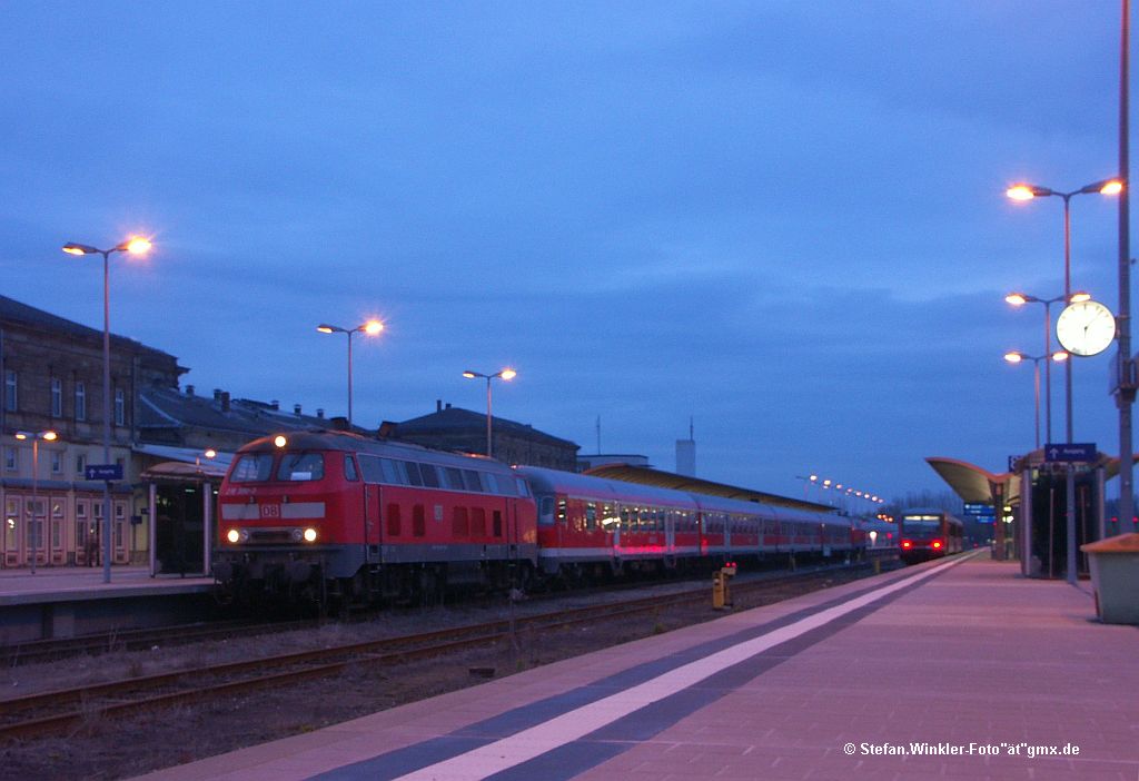 Und noch ein Blick auf den mit 2x BR 218 fahrenden Saison-RE von Hof nach Leipzig am Abend des 27.10.2010. Wir sehen fhrend 218 390.