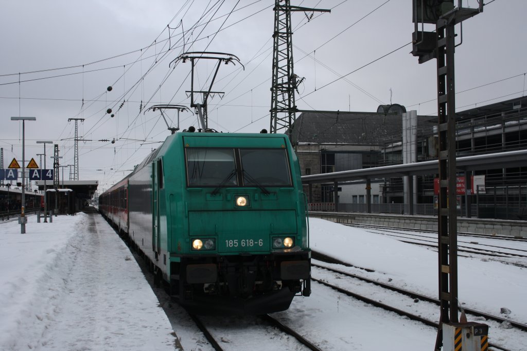 Und noch ein Foto vom S-Bahn Ersatzverkehr in N�rnberg was ich zeigen m�chte: BR 185 618-6 vor N-Wagen am 02.01.11