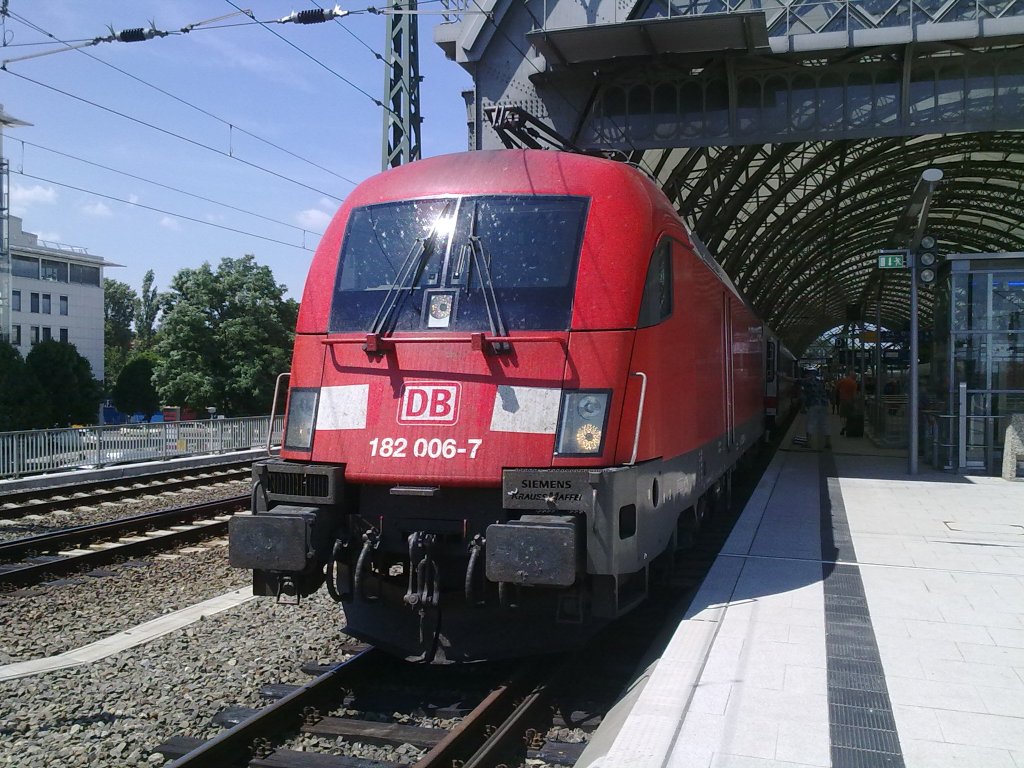 Und noch ein Highlight des Tages, der IC aus Berlin kommend kam seit langer Zeit mal wieder mit einer BR 182 006 ansteller der schon langweiligen BR101.
Bis jetzt fahren ganz selten mal BR 182er in Dresden aber ab November sollte sich das ja dann ndern dann werden alle 143er auf der S1 durch 182er ersetzt .
Dresden 12.07.10
HBF