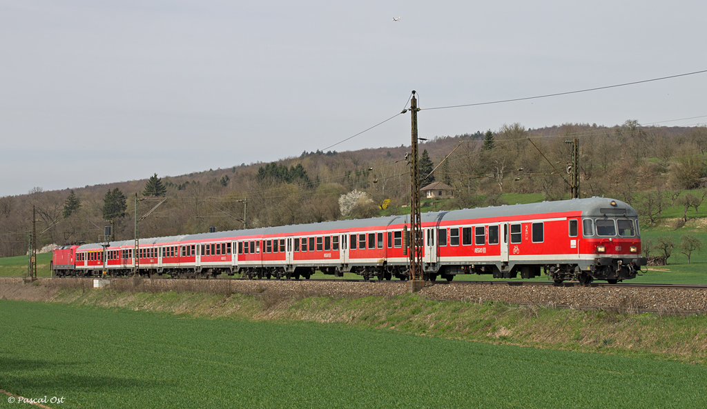 Und noch ein Karlsruher, dieses Mal allerdings mit einem etwas lngerem Anhang. Aufgenommen ebenfalls kurz vor Ebersbach auf der Filsbahn. Wer genau hinschaut, entdeckt im Himmel ein Flugzeug im Landeanflug auf den Stuttgarter Flughafen.