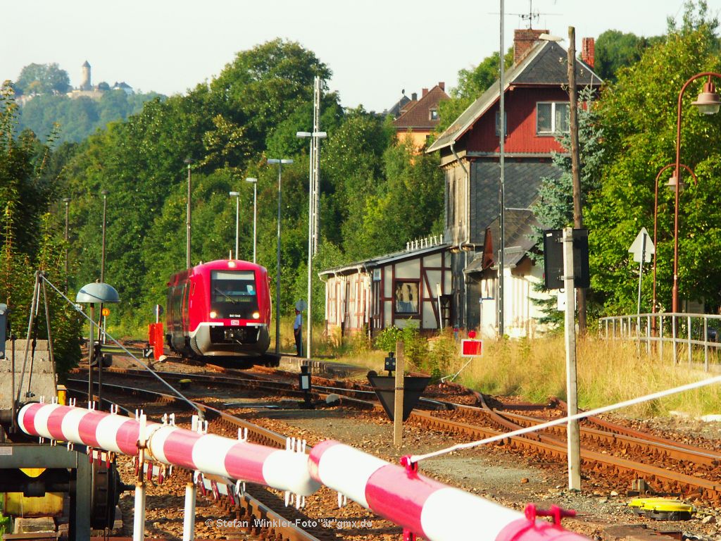Und noch ein Teleblick auf den Bahnhof Blankenstein (Saale)am Morgen des 7.09.201. Die Schranken haben sich grade geschlossen, der Lokfhrer tauscht noch Worte mit dem Bahnhofsbeamten, der da immer noch sitzt (Abfahrauftrag?) und dann geht es los Ri Saalfeld. Hinten grsst der Bergfried von Lichtenberg, das schon in Bayern ist. Die verbindende Bahnlinie in Fortsetzung der Blickrichtung nach Marxgrn ist leider immer noch nicht reaktiviert. Es sind keine 6 Km Entfernung, wenn man aber per Zug nach Marxgrn will, dann kommen ber 200 Km Fahrt zusammen. Das also die Welt hier am ehem. DDR-Stacheldraht immer noch geteilt ist, demonstriert die Initiative Hoellennetz eV am 25.09.2010 mit einer Umwegfahrt ber diese grosse Distanz. Abfahrt 10.42 in Blankenstein. Siehe www. hoellennetz.de