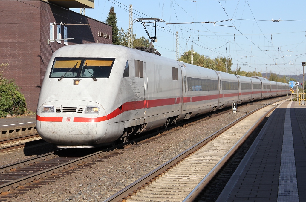 Und noch ein Umleiter wegen dem Waschbr auf der SFS...!
401 572-3 auf dem Weg Richtung Sden.
Aufgenommen in Eichenberg am 16.10.2011