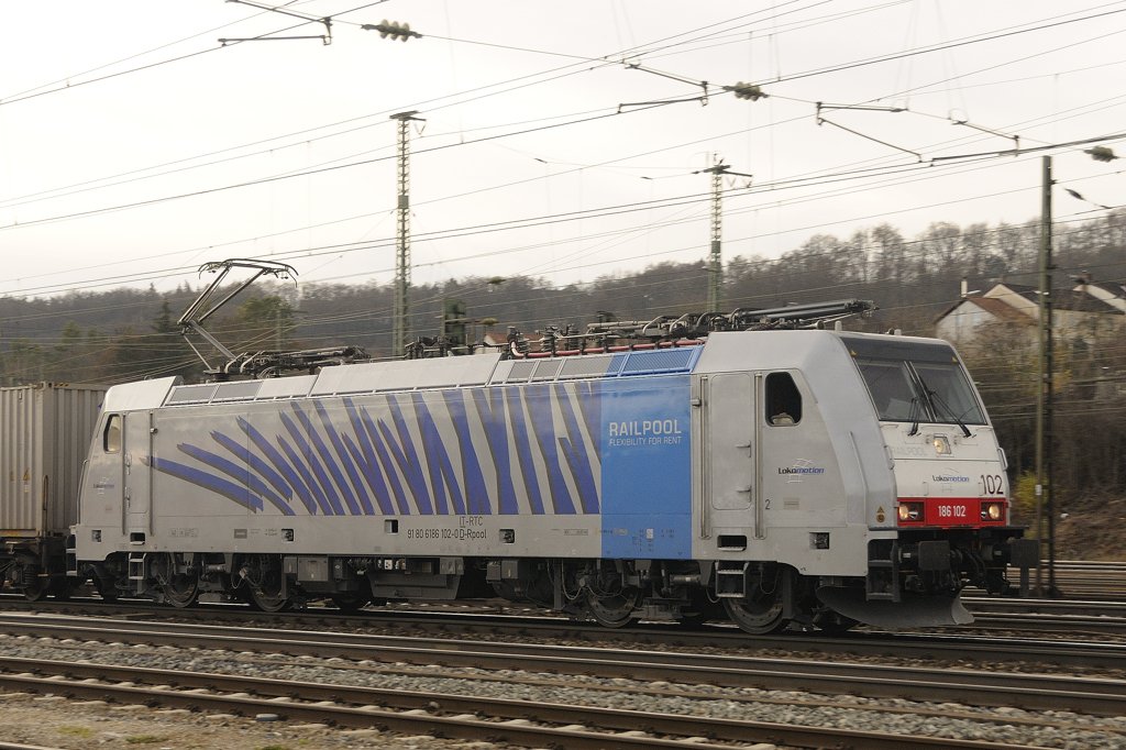 Und noch ein Zebra: 186 102-0, das einzigste Zebra mit dem  RAILPOOL -Balken in Durchfahrt Treuchtlingen, Richtung Nrnberg am 29.11.2009.