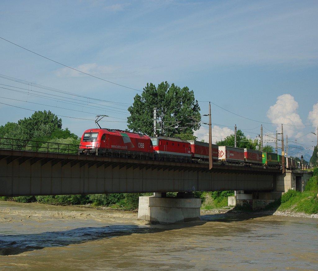 Und noch einen  Italien-Flaggen-Stier  konnte in einer Doppeltraktion mit einer 1144 vor einem Aufliegerzug auf der Inn-Brcke in Brixlegg abgelichtet werden. Aufgenommen am 13.07.2010.
