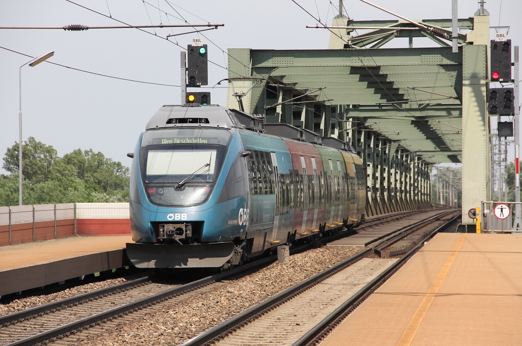 Und noch einen Nachschuss auf diesen schnen, bunten 4124 013 beim verlassen der Station Wien Praterkai nach Wien Hitschstetten. Aufgenommen am 16.05.2013.