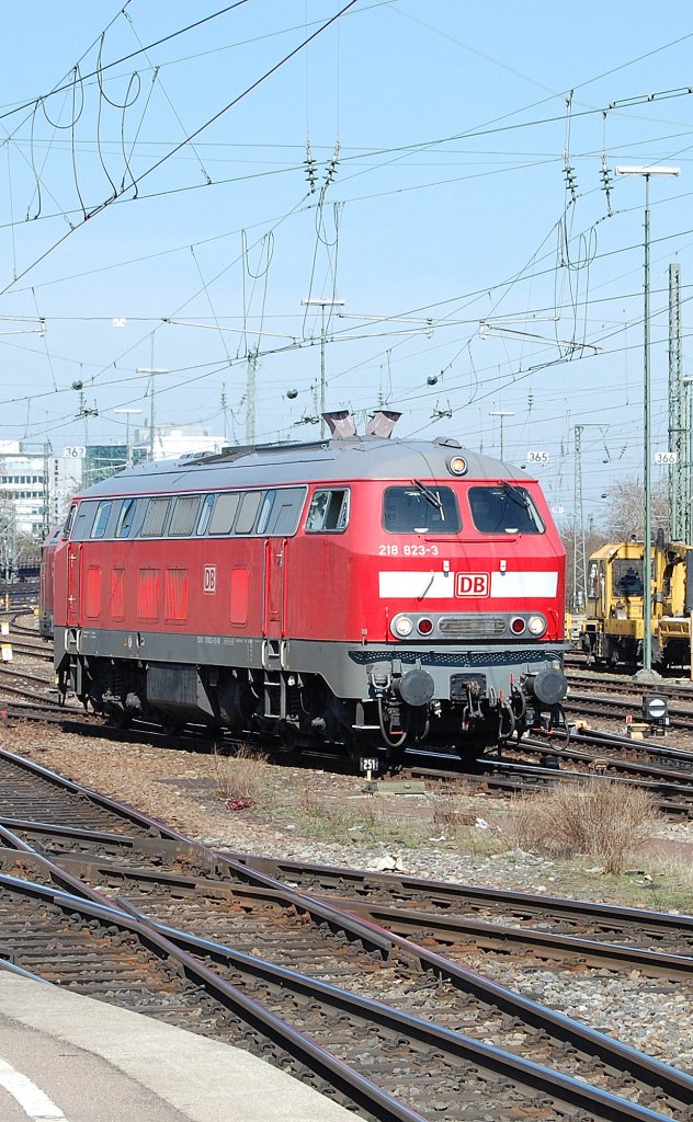 Und noch eine Fernverkehrs-218 rollte am 6.4.2010 an meiner Linse vorbei. Hier sieht man 218 823-3, welche gerade einige Rangierfahrten im Stuttgarter Hbf unternimmt.