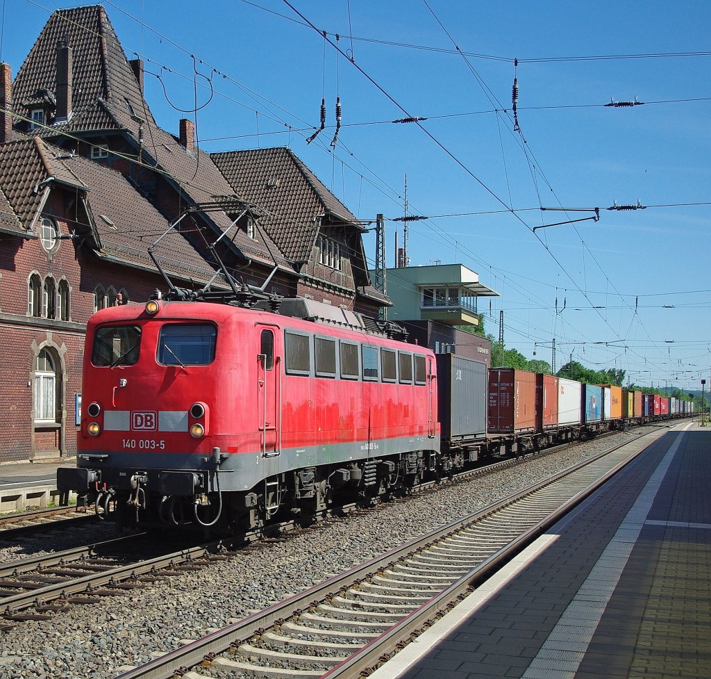 Und noch ne 140! Die 140 003-5 mit Containerzug in Fahrtrichtung Sden. Aufgenommen am 03.06.2010 in Eichenberg.