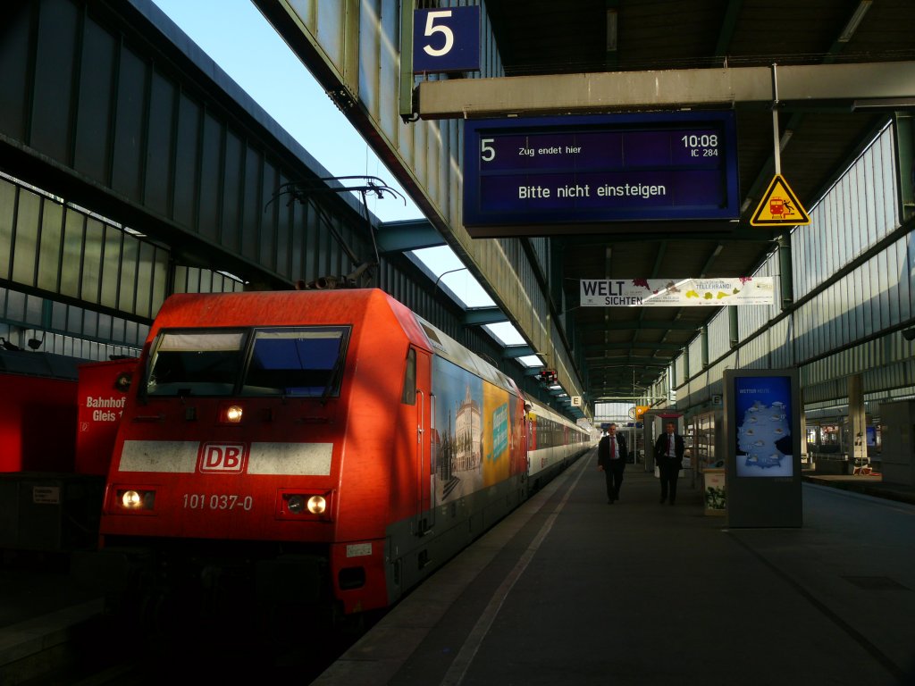 Und noch eine der neuen Werbeloks der DB, diesmal aber im Fernverkehr ist 101 037 mit dem IC 284 aus Zrich in Stuttgart am 1.11.11 