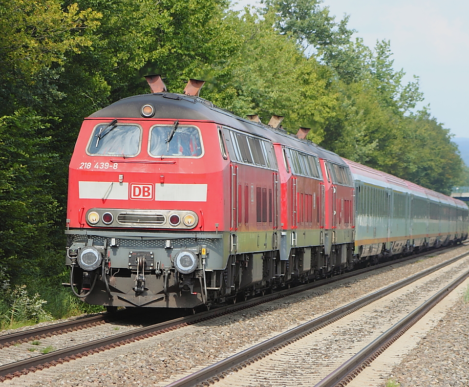 Und noch was aus dem Sommer, der IC119 durchfhrt den Haltepunkt Friedrichshafen Flughafen, aufgenommen mit einem Teleobjektiv. Planmig mit 2*218, an diesem Tag fuhr er mit einer dritten, diese wurde in Friedrichshafen vom Zug genommen und dort als Abschlepplok bentigt (3 August 2012, Friedrichshafen)