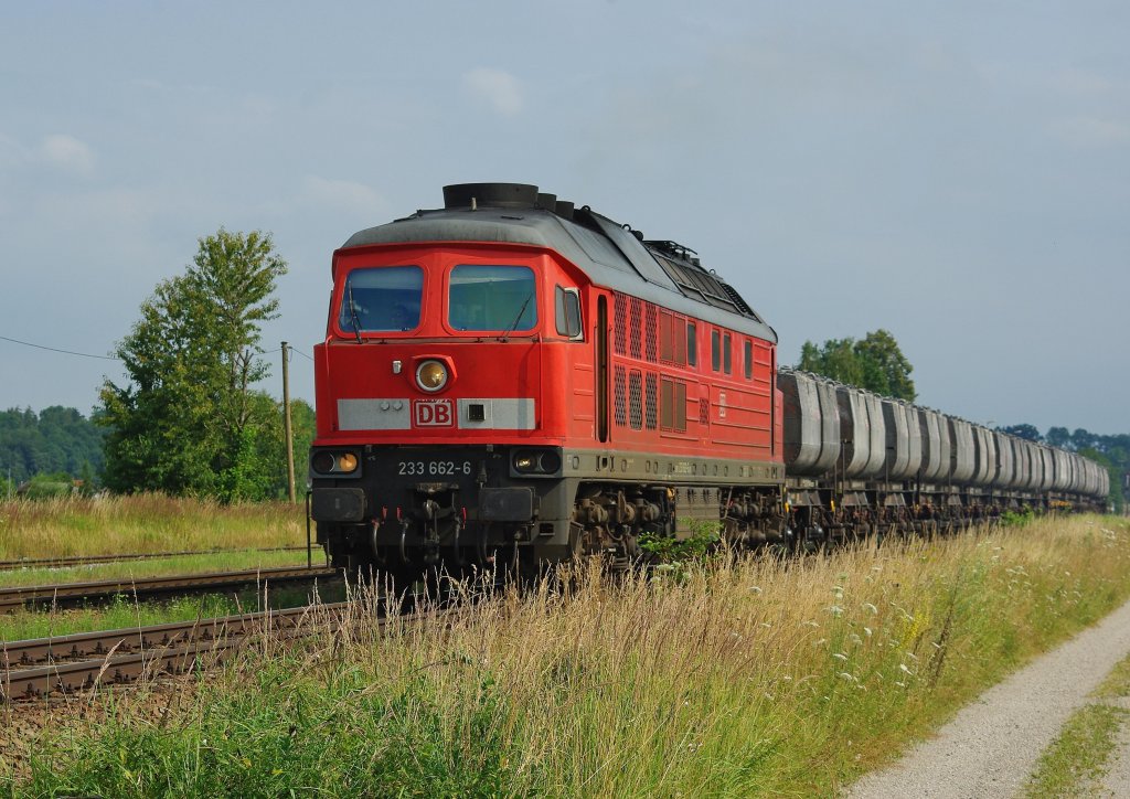 Und nochmal 233 662-6 mit ihrem Kbelwagenzug beim Signalhalt in Tssling aus einer anderen Perspektive. Aufgenommen am 15.07.2010.