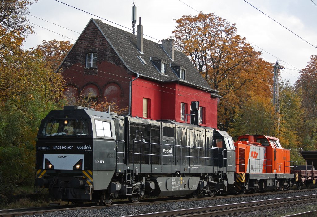 Und nochmal die beiden Loks im Portrait:MRCE/RTS 500 1607 (272 406/ex RTB V201) und die RTS 293.002 am 30.10.11 mit einem Bauzug bei der Durchfahrt durch Ratingen-Lintorf.