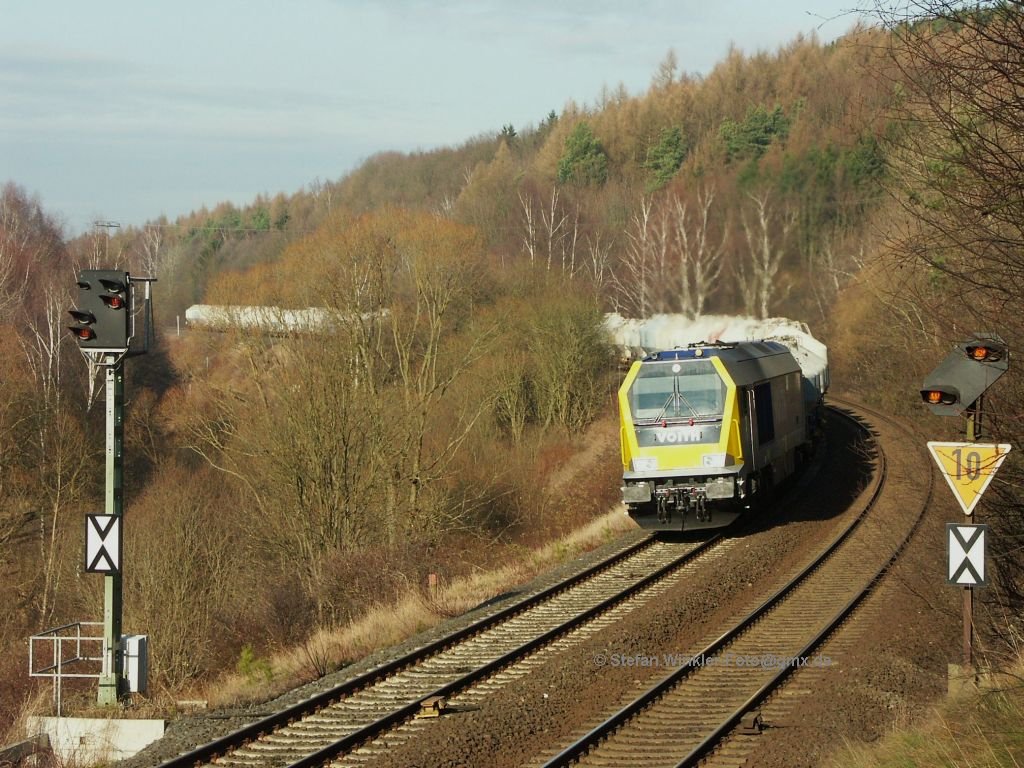 Und nochmal der bekannte Zementzug mit der Maxima 264008 bei Fattigau am sonnigen 3.12.2009.
