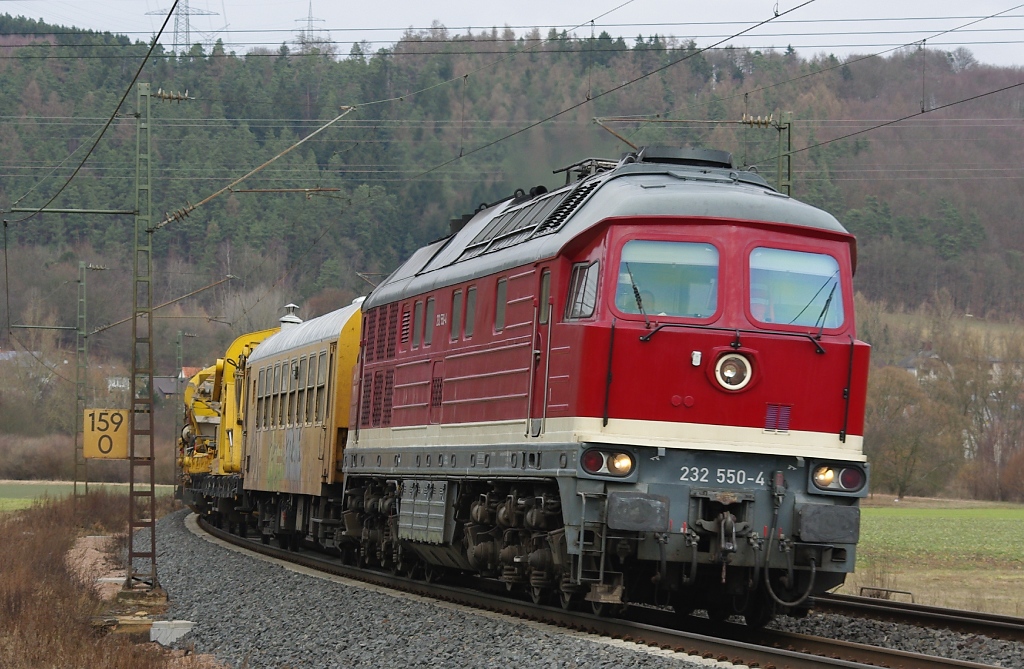 Und nochmal etwas nher: 232 550-4 mit Bauzug in Fahrtrichtung Sden. Aufgenommen am 11.03.2011 zwischen Mecklar und Friedlos. Und noch einen Gru zurck an den Tf!