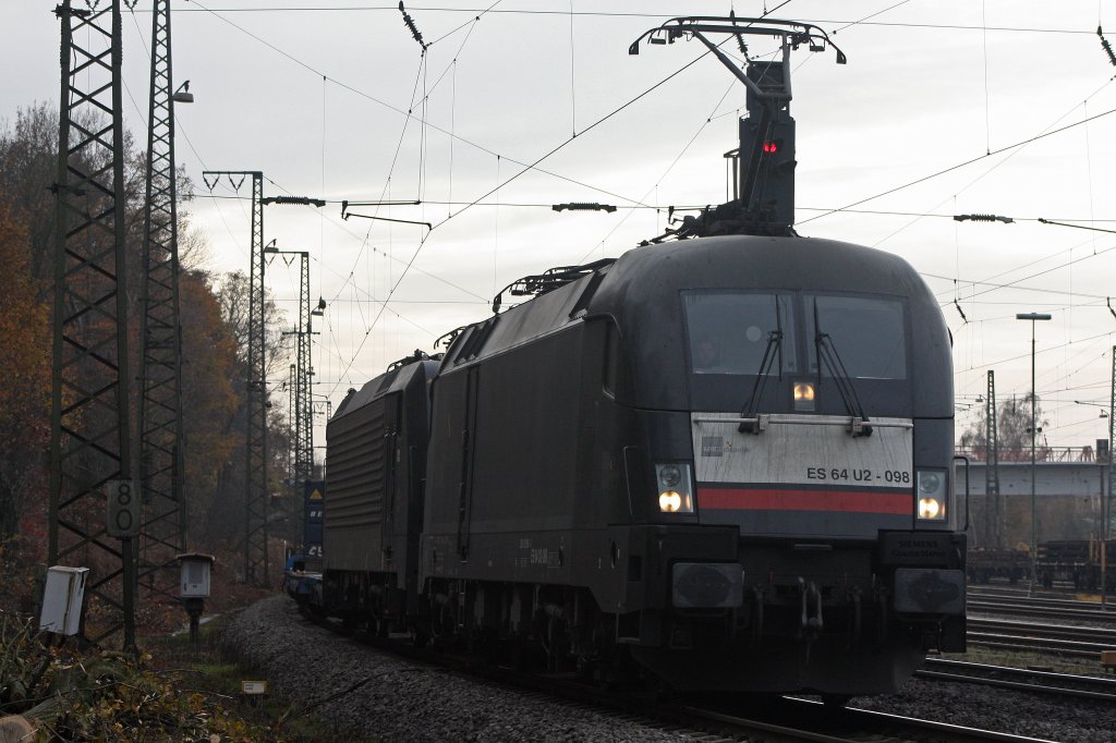 Und nochmal etwas nher dran:MRCE ES 64 U2-098 zieht am 26.11.11 die ES 64 F4-402 (beide i.E. fr TXL) und einen Containerzug durch Duisburg-Entenfang. 
