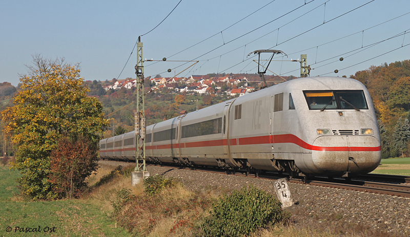 Und nochmal der ICE 593 auf der KBS 750 bei Uhingen. Dieses Mal aber mit Herbstfrbung und einem deutlich verdreckteren Zug. Aufgenommen am 21. Oktober 2012.