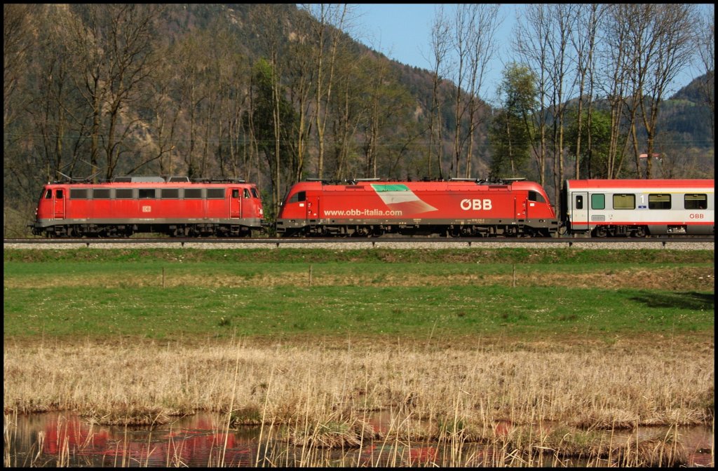 Und nochmal diese schne Doppel seitlich: 113 328 und 1216 016 mit dem EC auf dem Weg nach Mnchen Hbf kurz nach Oberaudord. (Niederaudorf, 09.04.2011)