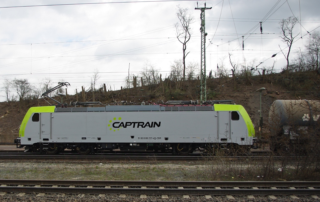 Und nochmal im Seitenprofil: Neu in der Captrain Flotte: 186 237-4. Hier mit Kesselwagenzug in Fahrtrichtung Norden. Aufgenommen am 01.04.2011 in Eichenberg.
