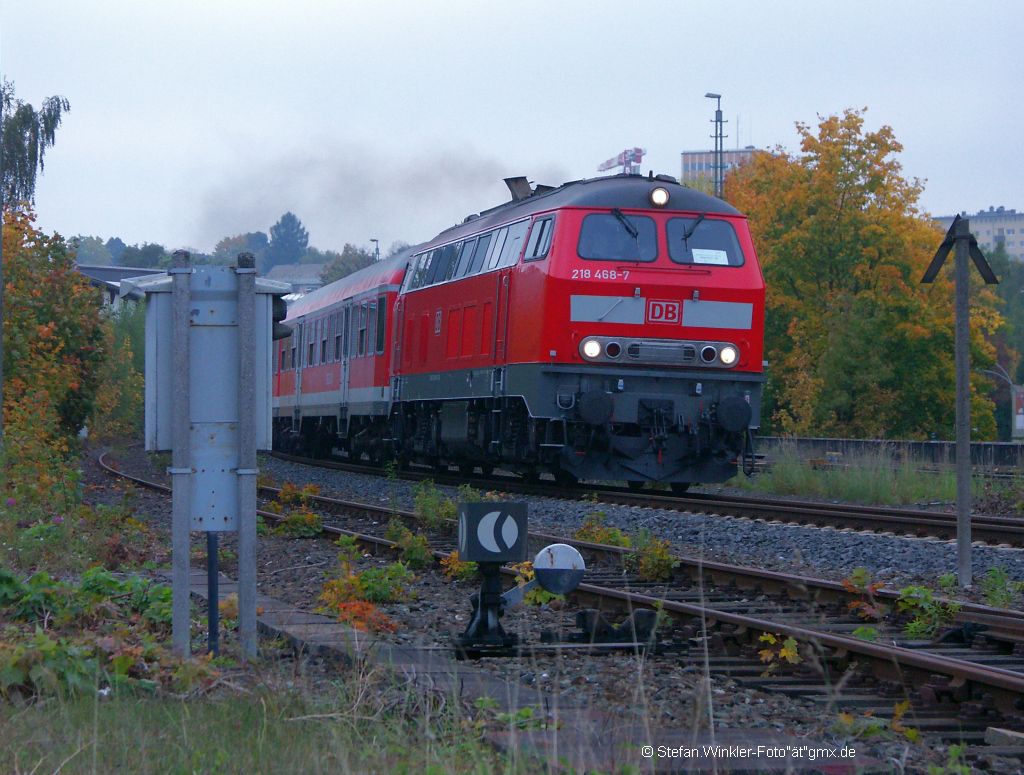 Und nochmals die fein aufpolierte 218 468 mit dem abendlichen RE aus Leipzig bei der herbstlichen Einfahrt nach Hof Hbf. Leider war am 4.10.2010 hier keine Sonne, die war nur weiter sdlich wohl...