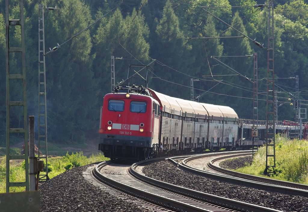 Und Nummer 3: 139 132-5 ebenfalls mit leerem Autotransportwagenzug und auch in Richtung Gttingen. Aufgenommen am 20.07.2010 bei Freden(Leine).