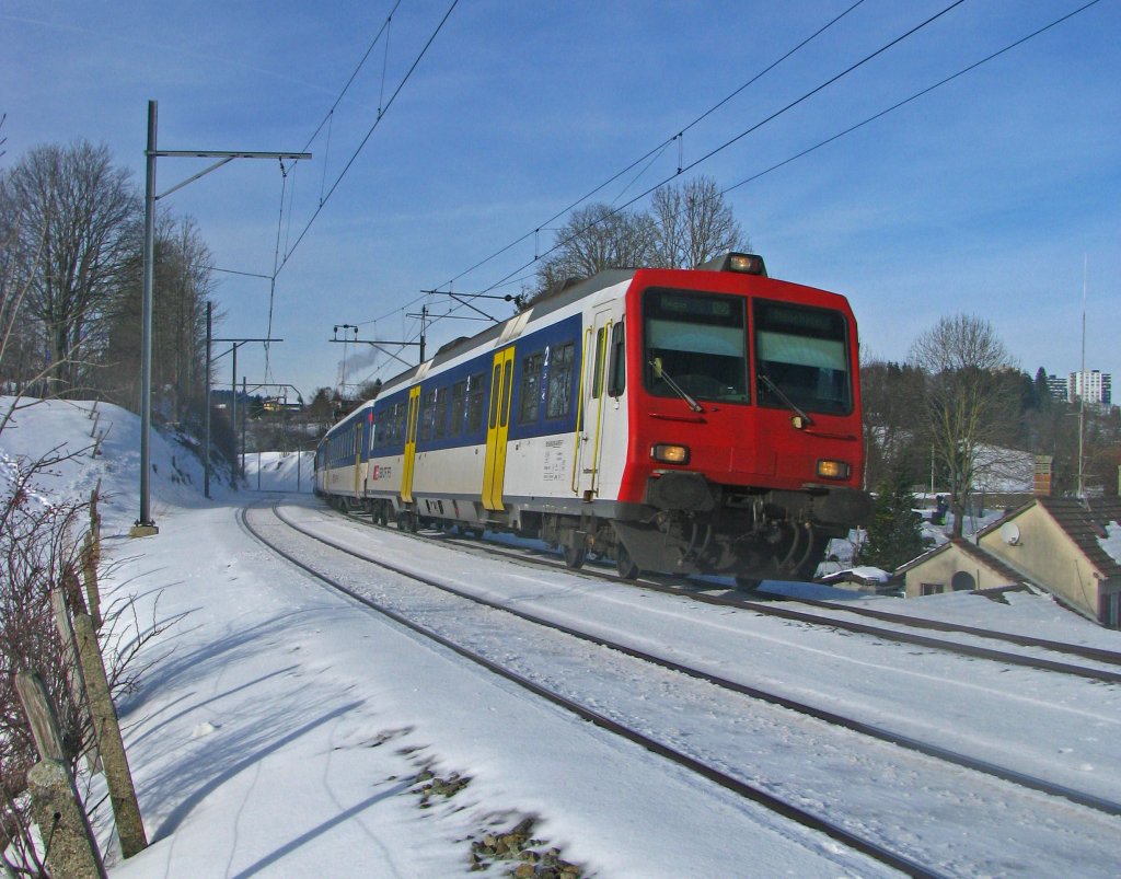 Und nun mein Bild No. 3 0 0 auf BB.de! Fast zwei Jahre Eisenbahnfotografie hat es gebraucht, bis ich endlich den wohl hufigsten Schweizer Triebzug sauber ablichten konnte. Meine Jubilumsaufnahme zeigt daher einen NPZ noch in seiner urtmlichen Form nahe La Chaux-de-Fonds in Neuenburger Jura. (23.Januar 2010)