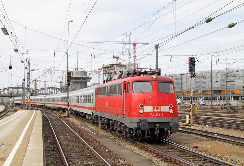 Und nun das Objekt der Begierde:
113 268 mit dem IC 1280  Groglockiner 