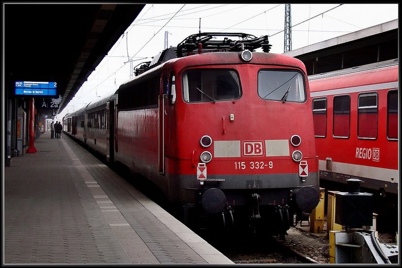 ...und nun Pendel IC2576 (nach Bernau) mal von der 115 332-9 aus gesehen.  Stralsund am 08.11.09 