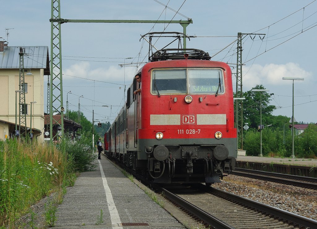 Und nun zurck zum Urlaub in Sddeutschland. 111 028-7 am RE nach Salzburg Hbf beim Halt in Teisendorf. Aufgenommen am 15.07.2010.
