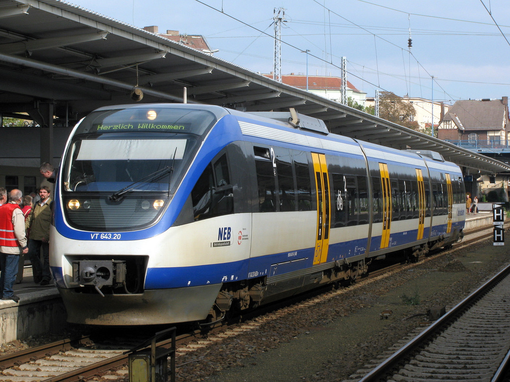 Und die Privaten knnen es eben doch nicht besser ... Hier zu sehen der hoffnungslos berfllte TW der NEB als Shuttle zum BW Nldnerplatz. Auf dem Bahnsteig blieben mindest 50 Menschen zurck und an Board konnte keine Luft mehr geschappt werden.