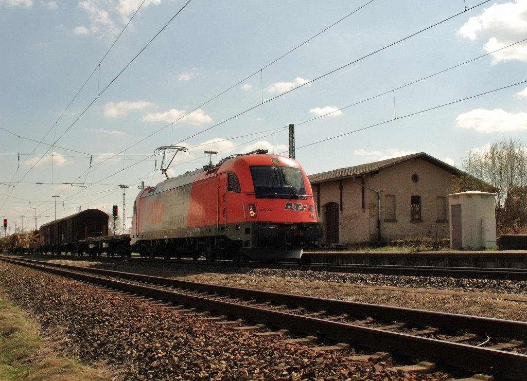 Und den Schluss machte die 1216 902 der RTS mit einem Teil aus Gter- dem anderen Teil aus Bauzug. (Das war eine kleine Fotoserie aus Mangolding am 06.04.2010)