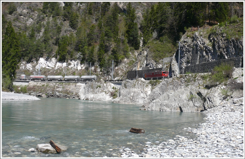 Und schon folgt der Gterzug aus Disentis mit Ge 6/6 II 707  Scuol  mit leeren Schienenwagen der MGB und leeren Zementsilowagen von der Gotthard-Basistunnel-Baustelle in Sedrun. (28.04.2010)