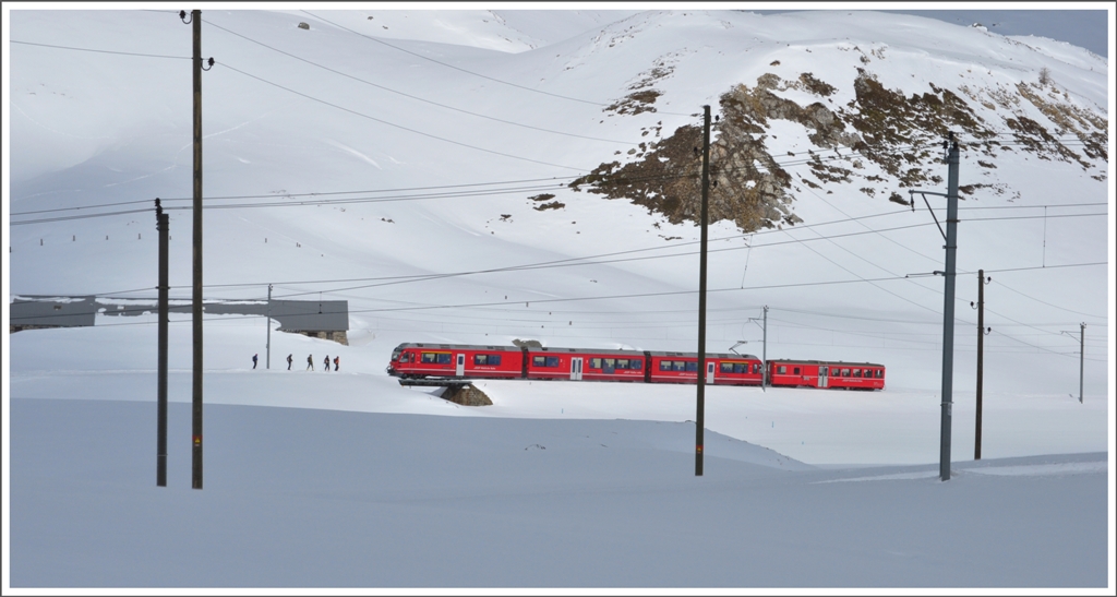 Und schon kommen die nchsten Variantenfahrer ber die Alp Bondo und mit einem langen Pfiff scheucht der Lokfhrer des R1621 die  ungebetenen und leichtsinnigen Gste  von den Geleisen. (22.02.2011)