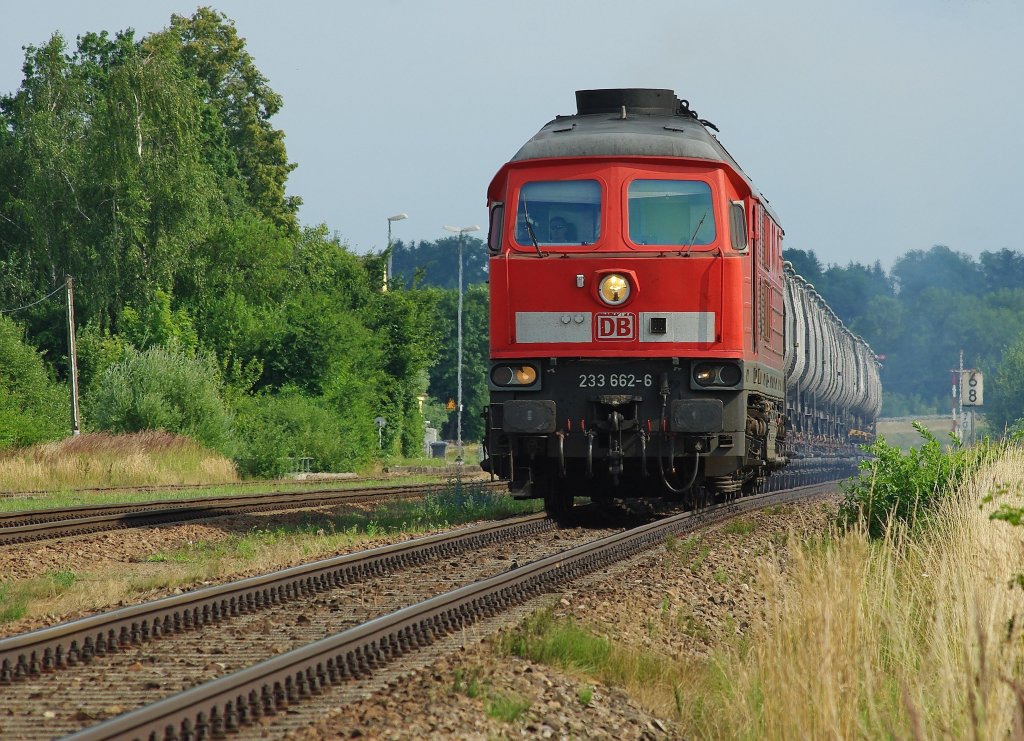 Und schon kommt 233 662-6 wieder zurck und hat ein paar Kbelwagen am haken. Sie musste in Tssling jedoch erst einen Signalhalt einlegen, bevor es in Richtung Mhldorf weiter ging. Aufgenommen am 15.07.2010.