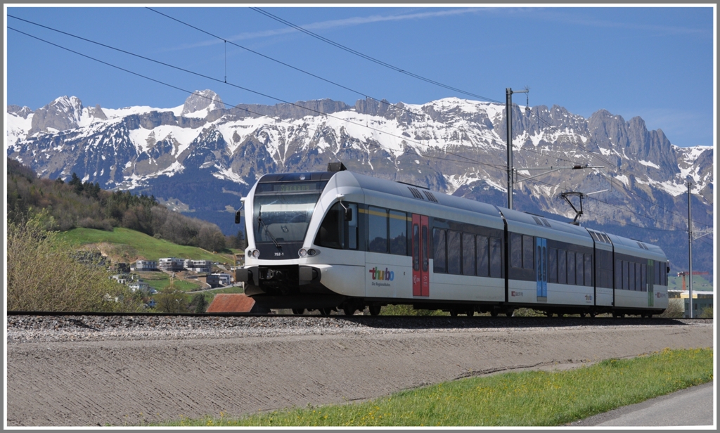 Und schon kommt mir 752-1 bei Rfis wieder entgegen auf dem Weg nach Sargans. Rechts hinten erkennt man die Kreuzberge und die Saxerlcke. (26.04.2012)