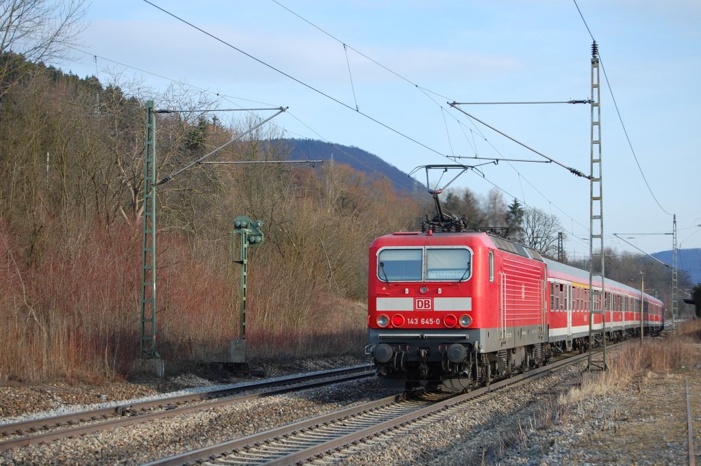 Und schon kommt der nchste Regionalzug in den Bahnhof von Gingen gerollt. Es scheint so, als sei der Bahnhof noch stark frequentiert, doch der Schein trgt, denn nur noch wenige Zge halten pro Tag in diesem beschaulichen Ort. Einer davon war am 19.3.2010 unter anderem dieser hier, welcher mit 143 645-0 vom BW Stuttgart bespannt war.